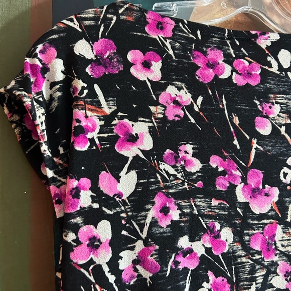 Ann Taylor Black and Pink Floral Top L - Picture 4 of 12
